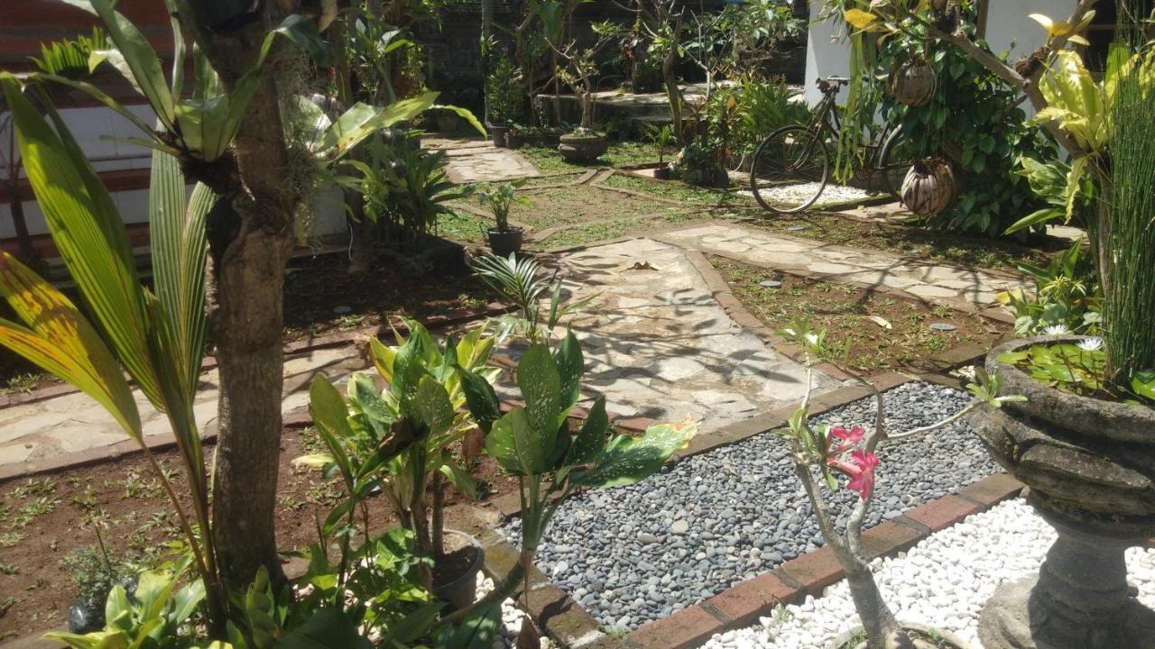 Serongga Guest House Lebih Exterior photo