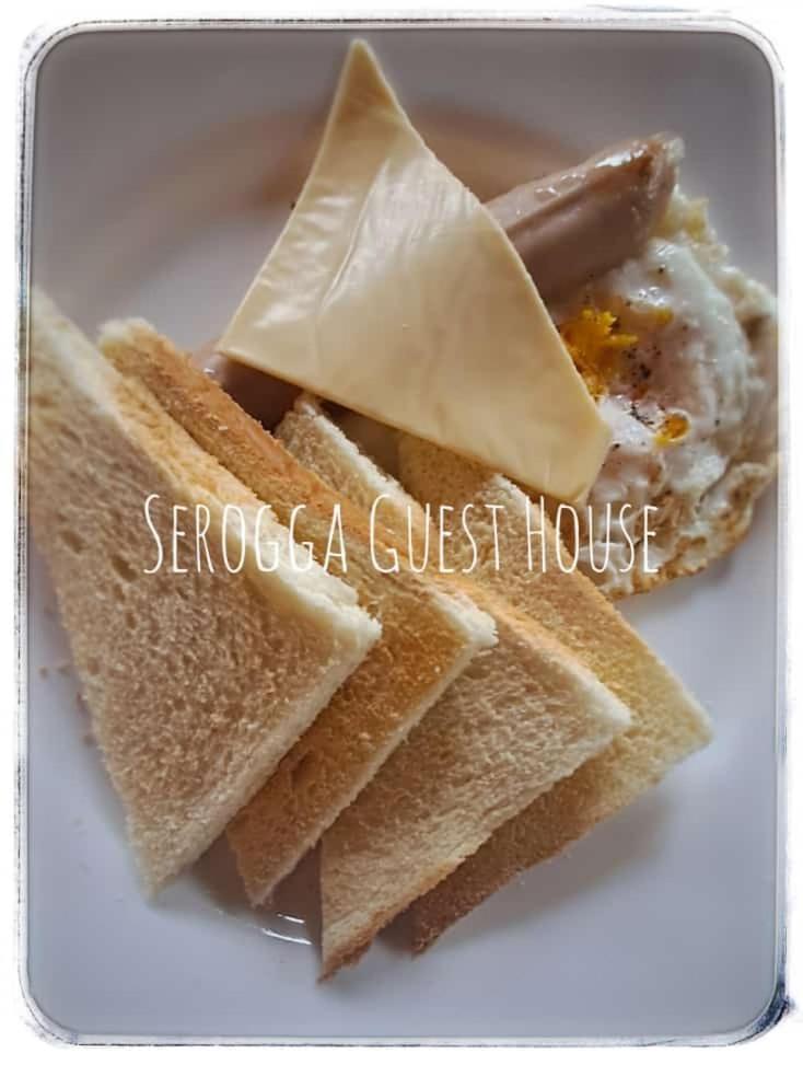 Serongga Guest House Lebih Exterior photo